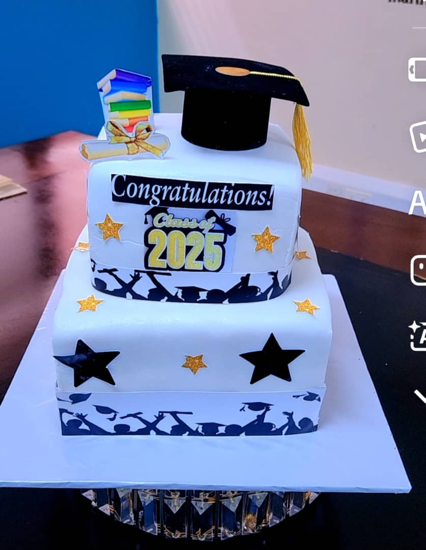 Graduation cake with cap topper